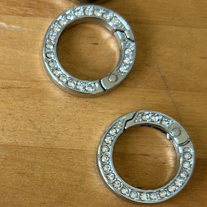 HARDWARE: Pair of 20mm Spring O-Rings with Sparkle Detail: Silver colour