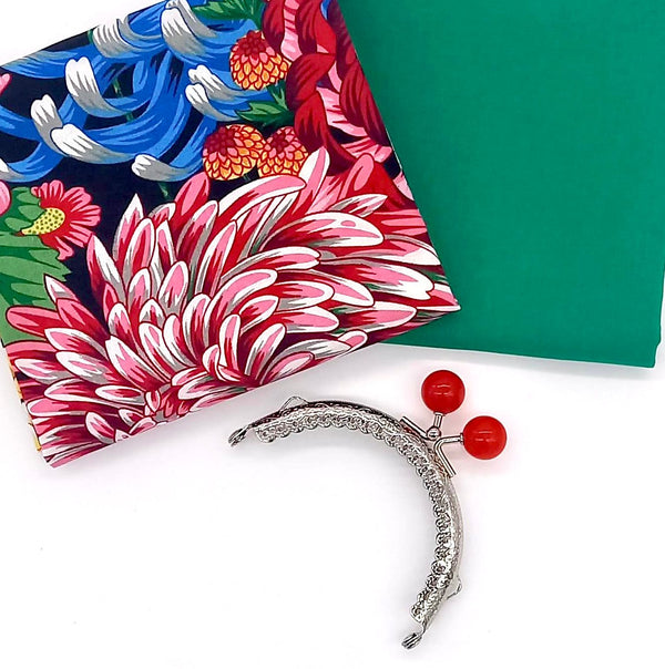 FABRIC KIT + HARDWARE: 8.5cm Kiss Clasp Purse: FQ Kaffe Fassett Collective 'Hokusai's Mums' Natural + FQ Emerald