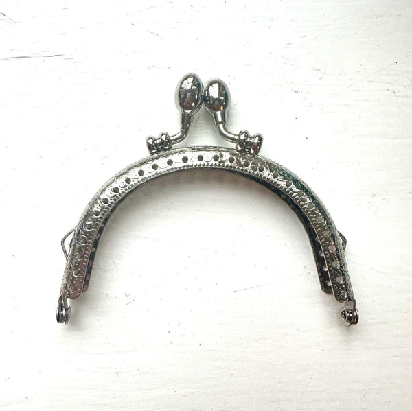 HARDWARE: 9.5cm Curved Sew in Kiss Lock Purse Frame for Leesa Chandler Patterns: Silver