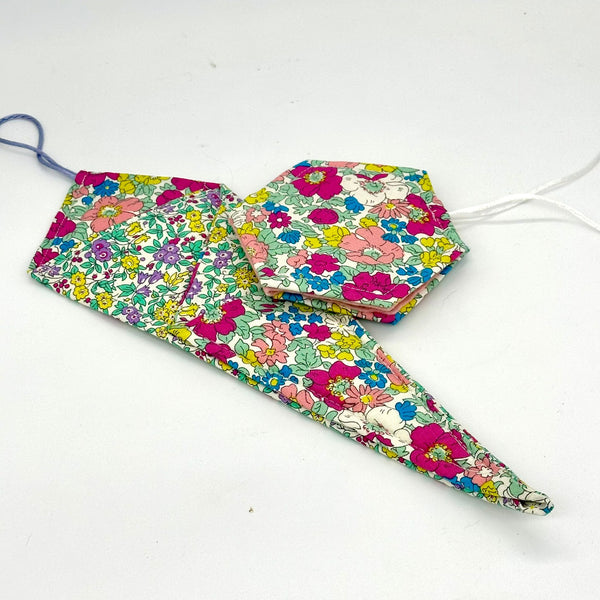 SAMPLE SALE: AZ12: Liberty Scissor Keep and Hexie Needle Keep (inc Needles)