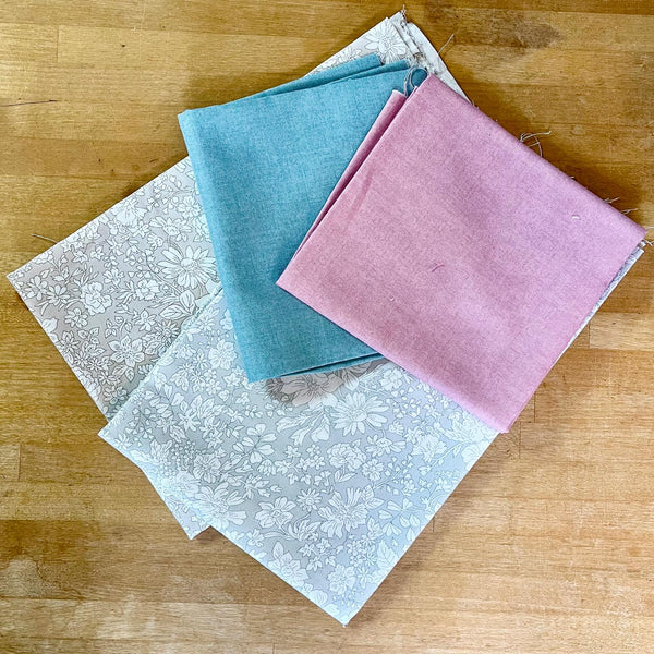 FAT QUARTER BUNDLE: 4 x FQ: Emily Blossom in Clay, ⁠Silver Birch + Makower Linen Texture B4 Duckegg + P2 Petal