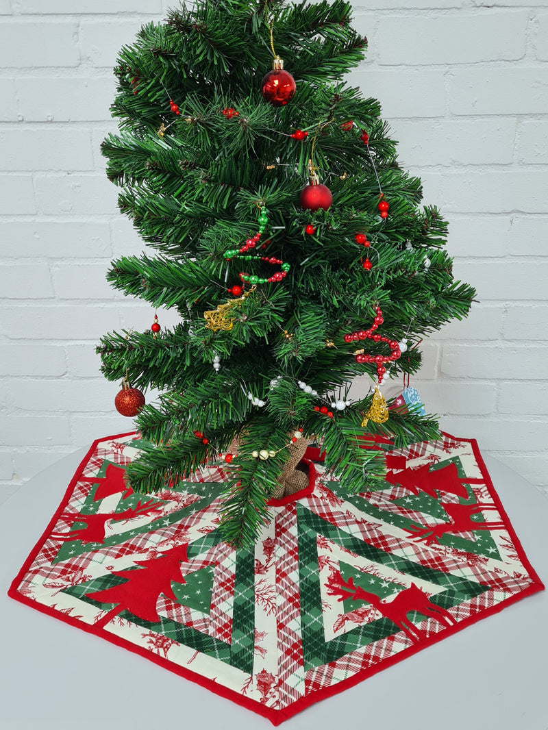 INSTRUCTIONS: Sarah Payne 'Rudolf The Red Nosed Reindeer Christmas Tree Skirt' Pattern: PRINTED VERSION