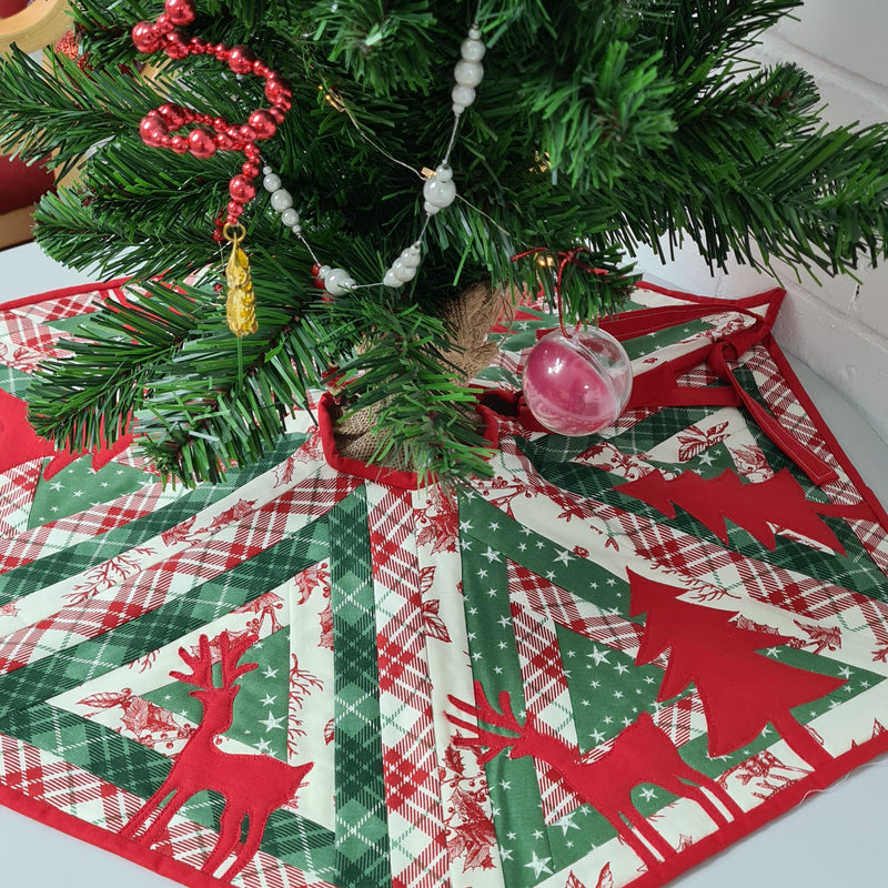 INSTRUCTIONS: Sarah Payne 'Rudolf The Red Nosed Reindeer Christmas Tree Skirt' Pattern: PRINTED VERSION
